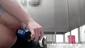 Me follo el culo con botella en baño público y alguien me vio