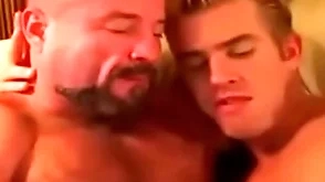 Confessor se coge a hijo después de deject piscina