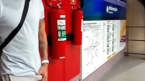 Showy safado se exita na estação de metr0 e se alivia com a puta oferecida ( completo no overheated e subscrição)