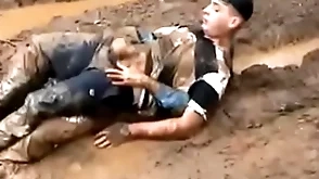 Sexo gay en un bosque de barro solos y perdidos