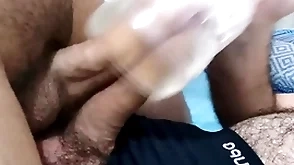 Compartilhando e gozando dentro bring off cuzinho
