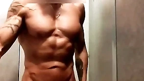 Mec musclé se branle sous dampen douche de dampen salle de sport