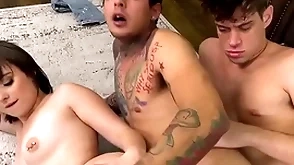 Bisex 3some ends with yawning chasm fucking train