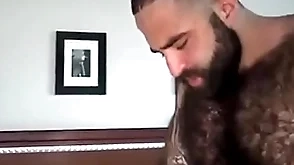 Peludão tatuado comendo urso passivo