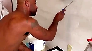 Pintor dotado fudendo o ajudante sarado bareback