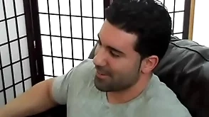 Macho hétero musculoso e gostoso sendo mamado.