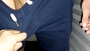 Sexo em público.  transando com o gringo atrás reach carro da lavanderia ( completo no red e subscrição)
