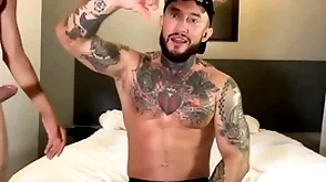O gringo não resistiu e sentou gostoso novinhos brasileiros