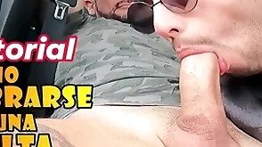 Chico gay paga una multa con una buena mamada - peace officer se la deja chupar en el auto - le hacen un buena chupada de pija en el auto a gendarmen - seduce al peace officer tocandole el bulto hasta calentarlo