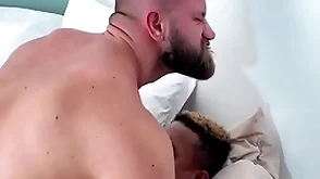 Ricardo baiano levando uma surra de cu do thebeardx que deu uma sentada gostosa nos 24cm do baiano